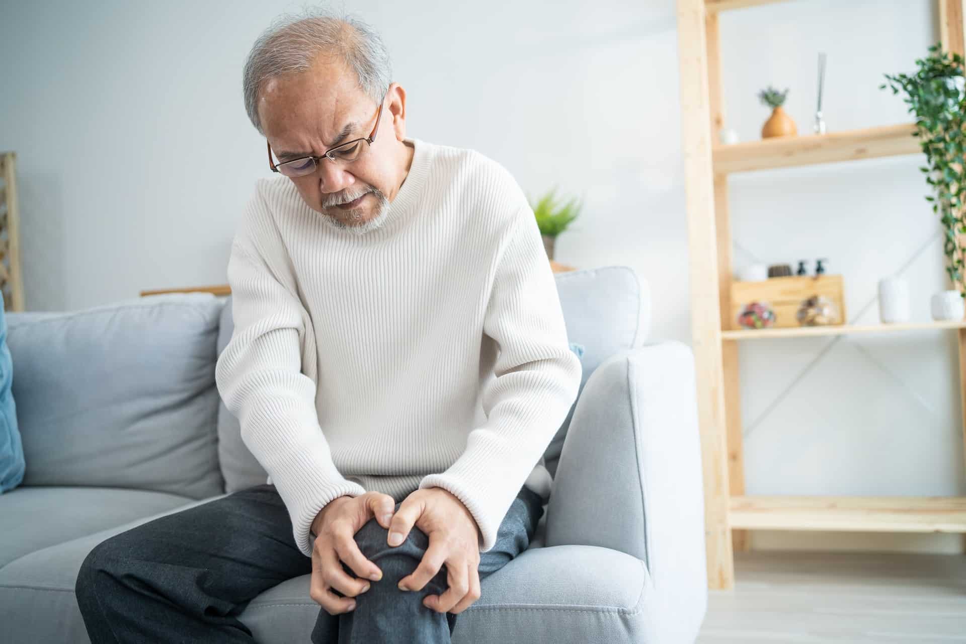 old man with knee pain